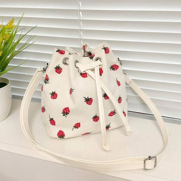 ‼️NEW IN‼️Strawberry Print White Bucket Bag - Picture 3 of 7